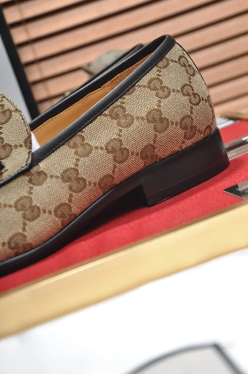 Men's shoes💰500💶Italy's top luxury men's shoe giant (GUCCI) (Gucci) (full cowhide lining) new arrival🍃Original European style🔰 Pleasant to the eye😍In order to make the shoes more durable and non-deformable🌀The production continues to follow traditional methods but there is still no lack of innovation💪Choose original sheepskin for the leather♻️ Smooth and natural And extra bright ⭐Made of imported cowhide, the first choice of rich people 38-45 (45 customized)